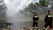 V Českém Těšíně vytvořili čeští a polští hasiči sobotu v rámci vzpomínkové akce na 5 hasičů, kteří zahynuli při povodních v roce 1970, vodní most, kterým symbolicky spojili českou a polskou stranu řeky Olše