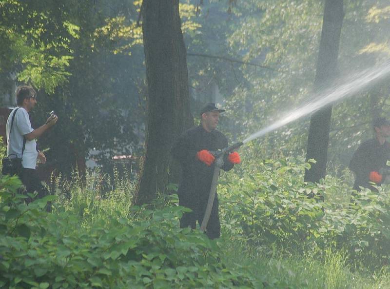 V Českém Těšíně vytvořili čeští a polští hasiči sobotu v rámci vzpomínkové akce na 5 hasičů, kteří zahynuli při povodních v roce 1970, vodní most, kterým symbolicky spojili českou a polskou stranu řeky Olše