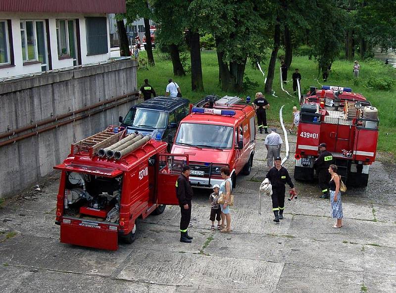V Těšíně vytvořili čeští a polští hasiči sobotu v rámci vzpomínkové akce na 5 hasičů, kteří zahynuli při povodních v roce 1970, vodní most, kterým symbolicky spojili českou a polskou stranu řeky Olše