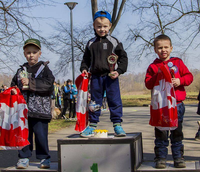 Městské sady patřily běžcům. Celkem 167 závodníků všech věkových kategorií se představilo na startu běžeckého závodu Vyběhneme za sluníčkem s opavským Nissanem.