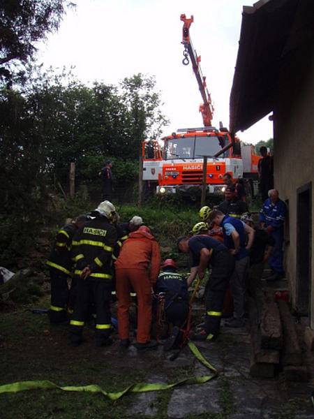 Čtyři jednotky hasičů se podílely ve středu odpoledne v Kružberku na úspěšné záchraně dospělého koně, který spadl do hluboké studny.