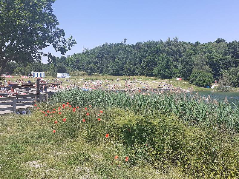 Mnoho lidí se vyrazilo osvěžit na sádrák i na koupaliště. Opava, 19. července 2021.