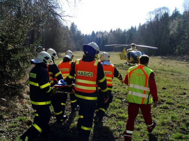 Zásah záchranářů u tragické nehody u Skřipova na Opavsku.