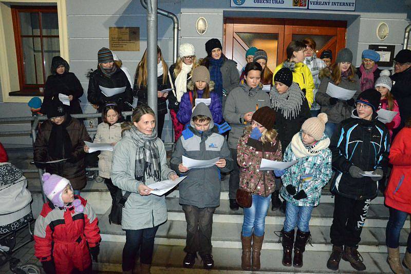 Ve středu v podvečer se také Bohuslavicemi u Hlučína rozezněly koledy, které si před místní Obecní dům přišli zazpívat děti ze základní školy a připojili se také občané Bohuslavic. Koledy zpívalo celkem 55 zpěváků.