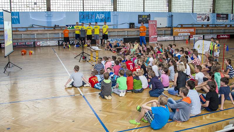 Velká basketbalová roadshow se konala v tělocvičně Základní školy Otické v Opavě. 