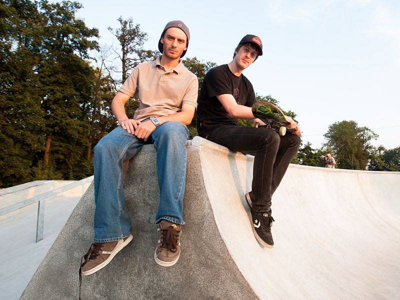 Na snímku jedni z dobrovolníků hlídající opavský skatepark, v černém tričku Michal Berger, ve světlém Nikos Muratidis.