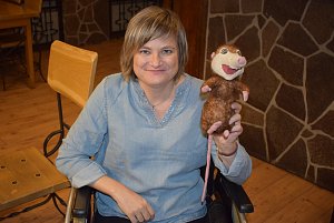 Helena Jombíková se narodila v roce 1975 s vážným zrakovým postižením, před deseti lety u ní vypukla ještě neléčitelná mitochondriální porucha. I přes nepřízeň osudu se ale paní Hela nevzdává.
