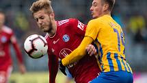 Opava - Zápas fotbalové FORTUNA:LIGY mezi SFC Opava a SK Sigma Olomouc 13. dubna 2019. Jakub Plšek (SK Sigma Olomouc), Jakub Janetzký (SFC Opava).