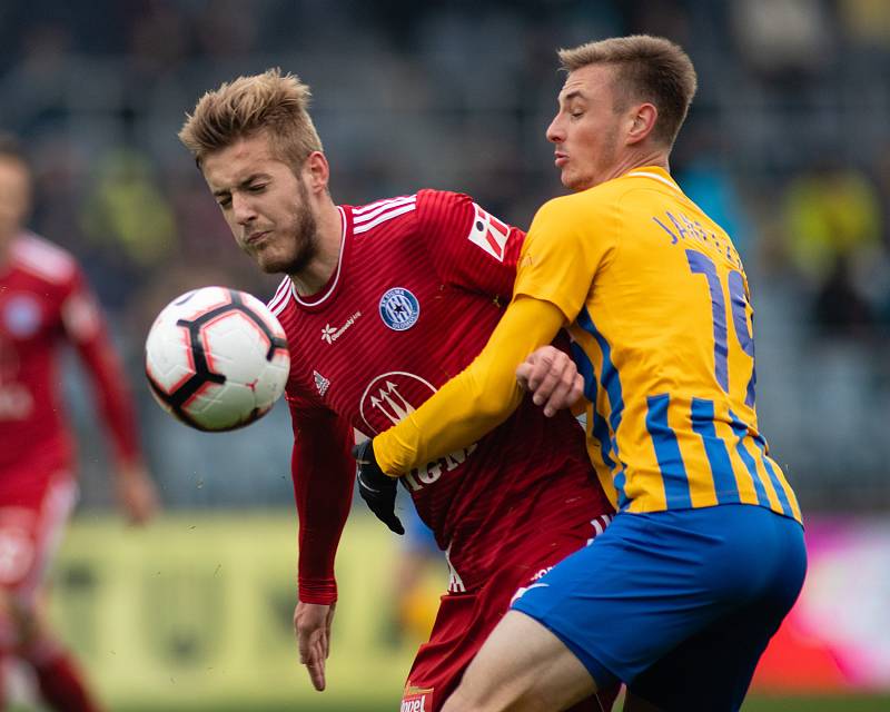 Opava - Zápas fotbalové FORTUNA:LIGY mezi SFC Opava a SK Sigma Olomouc 13. dubna 2019. Jakub Plšek (SK Sigma Olomouc), Jakub Janetzký (SFC Opava).