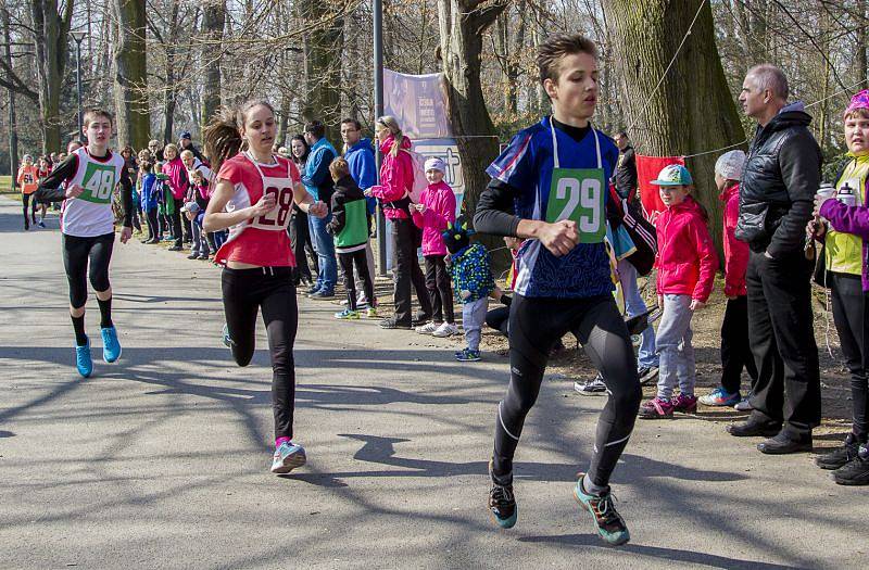 Městské sady patřily běžcům. Celkem 167 závodníků všech věkových kategorií se představilo na startu běžeckého závodu Vyběhneme za sluníčkem s opavským Nissanem.