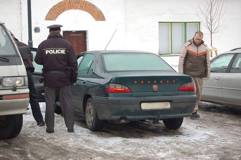 Vozidlo pohřešovaného zaparkovaného na parkovišti před prodejnou Hradečanka.