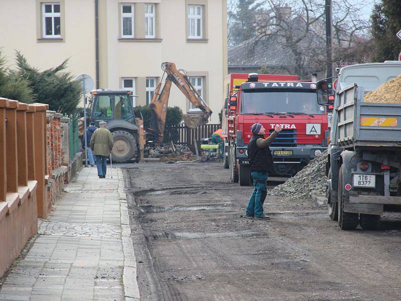 Rozkopaná Gudrichova ulice bude pro běžný provoz uzavřena až do listopadu.