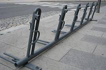 Bezpečnostní stojany na Horním náměstí v Opavě zejí prázdnotou. Lidé je neumí používat.