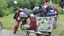 Skupina motorkářů na Jawách vyrazila na svou pět tisíc kilometrů dlouhou pouť od Stříbrného jezera v Opavě.