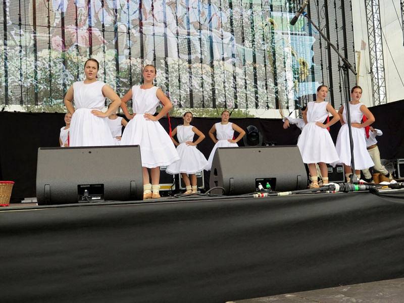 V sobotu pokračovaly v areálu Městské sportovní haly dvoudenní Havířovské slavnosti. Na snímcích folklorní soubor Vonička.