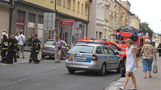 Ve čtvrtek, krátce před dvanáctou hodinou byl na dispečink hasičů ohlášen požár, ke kterému došlo v jednom z činžovních domů v Pekařské ulici v samotném centru Opavy. Evakuováno muselo být celkem sedm osob.