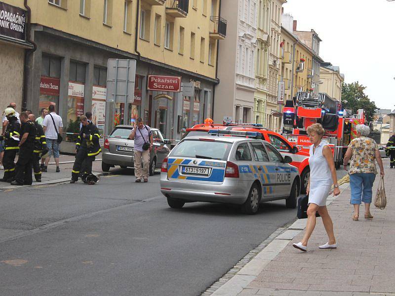 Ve čtvrtek, krátce před dvanáctou hodinou byl na dispečink hasičů ohlášen požár, ke kterému došlo v jednom z činžovních domů v Pekařské ulici v samotném centru Opavy. Evakuováno muselo být celkem sedm osob.