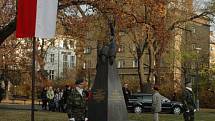 Ve čtvrtek si Opavané připomněli Den boje za svobodu a demokracii pietním aktem u Památníku obětí totalitních režimů na náměstí Slezského odboje.