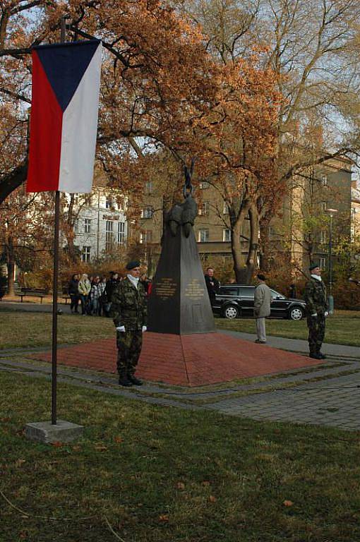 Ve čtvrtek si Opavané připomněli Den boje za svobodu a demokracii pietním aktem u Památníku obětí totalitních režimů na náměstí Slezského odboje.