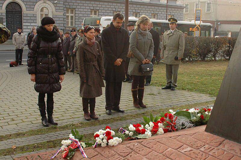 Ve čtvrtek si Opavané připomněli Den boje za svobodu a demokracii pietním aktem u Památníku obětí totalitních režimů na náměstí Slezského odboje.