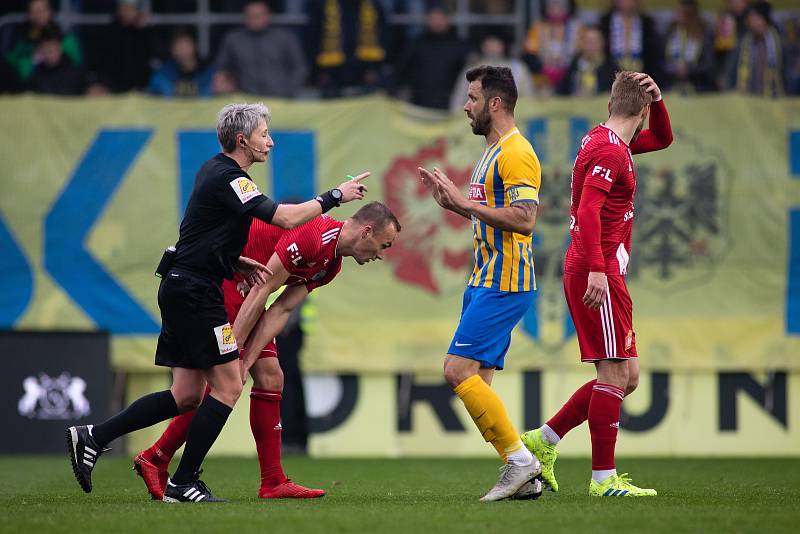 Opava - Zápas fotbalové FORTUNA:LIGY mezi SFC Opava a SK Sigma Olomouc 13. dubna 2019. Hlavní rozhodčí Jana Adámková, Jan Žídek (SFC Opava).