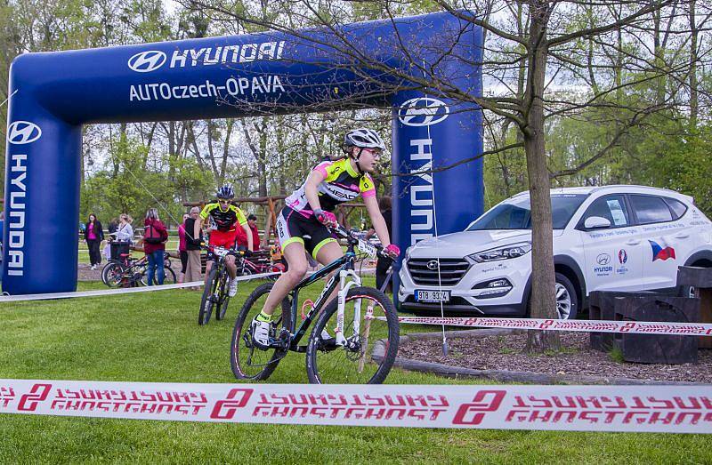 Příjemné počasí, stovky diváků podél trati a hlavně dechberoucí cyklistické výkony. Takový byl další ročník MTBcrossu, který se jel na trati v areálu Mlýna vodníka Slámy ve Lhotě u Háje ve Slezsku.