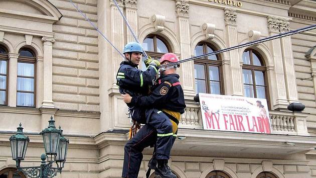 Loni v červnu hasiči předváděli urychlenou evakuaci z hořícího Slezského divadla.