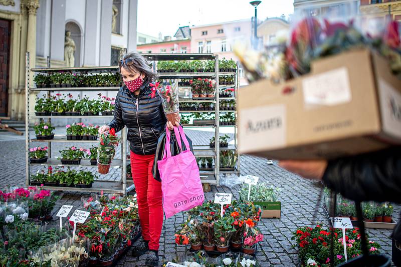 Farmářské trhy na Dolním náměstí v Opavě, 22. dubna 2020.