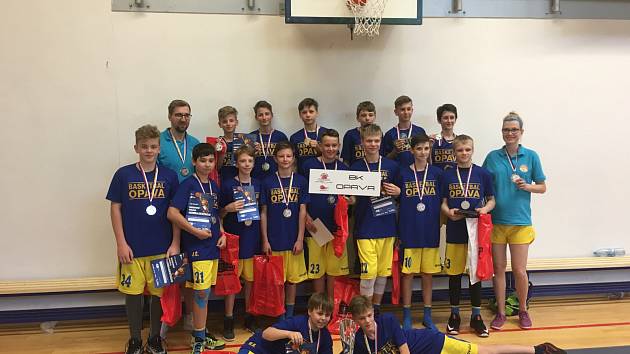 Basketbalisté BK Opava U 13 brali na mistrovství republiky v Praze stříbro.