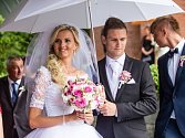 Fotbalový útočník Milan Halaška se v sobotu oženil. Do stavu manželského vstoupil se svou dlouholetou přítelkyní Petrou Neubertovou. Sňatek byl zpečetěn v kostele v Chuchelné.