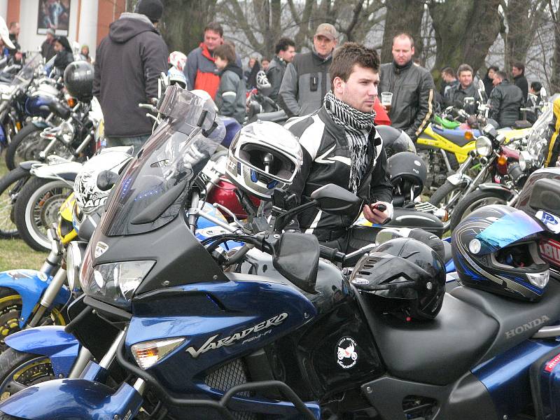 Krnovští motorkáři tradičně zahajují sezonu setkáním před poutním chrámem na Cvilíně. Vzpomínají na zesnulé kamarády a přijmou boží požehnání.