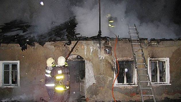 Dům romské rodiny po žhářském útoku z 18. dubna 2009. Na snímku noční zásah hasičů při požáru ve Vítkově.