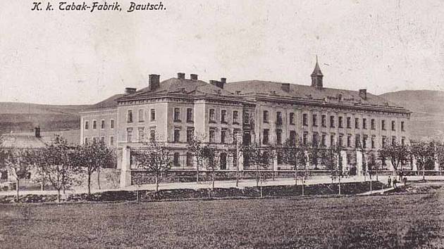 Historický snímek původní továrny na doutníky.