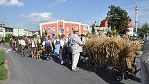 Pokud jste o víkendu projížděli Bolaticemi, pravděpodobně jste se nestačili divit. Každý dům a každý plot byl slavnostně ozdoben obilím a celá obec nežila ničím jiným než dožínkami.