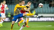 Opava - Zápas 17. kola FORTUNA:LIGY mezi SFC Opava a SK Slavia Praha 3. prosince 2018 na Městském stadionu v Opavě. Petr Zapalač (SFC Opava), Vladimír Coufal (SK Slavia Praha).