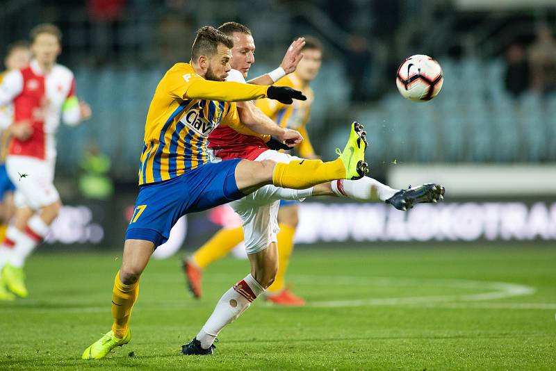 Opava - Zápas 17. kola FORTUNA:LIGY mezi SFC Opava a SK Slavia Praha 3. prosince 2018 na Městském stadionu v Opavě. Petr Zapalač (SFC Opava), Vladimír Coufal (SK Slavia Praha).