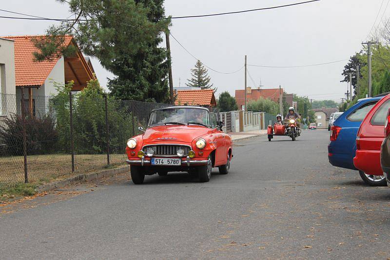 Nablýskané historické motocykly a automobily zdobily v sobotu prostranství zámku v Neplachovicích. Konala se zde již devátá Cisarská veterán rallye.
