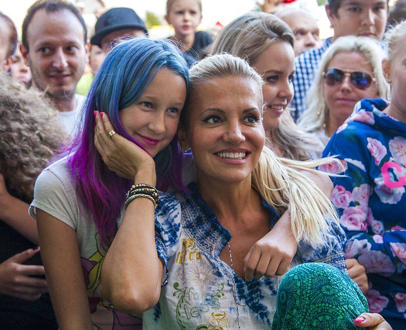 V neděli se návštěvníci odpustu mohli těšit na známá jména. Na pódiu se totiž vystřídala československá dvojice zpěvaček Dara Rolins a Lucie Bílá.