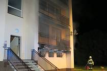 Noční požár v bytovém domě v Oticích.