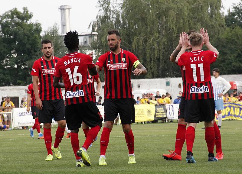 Fotbalisté Olešnice (v bílém) prohráli v Mohelnici pohárový zápas s Opavou 0:6.