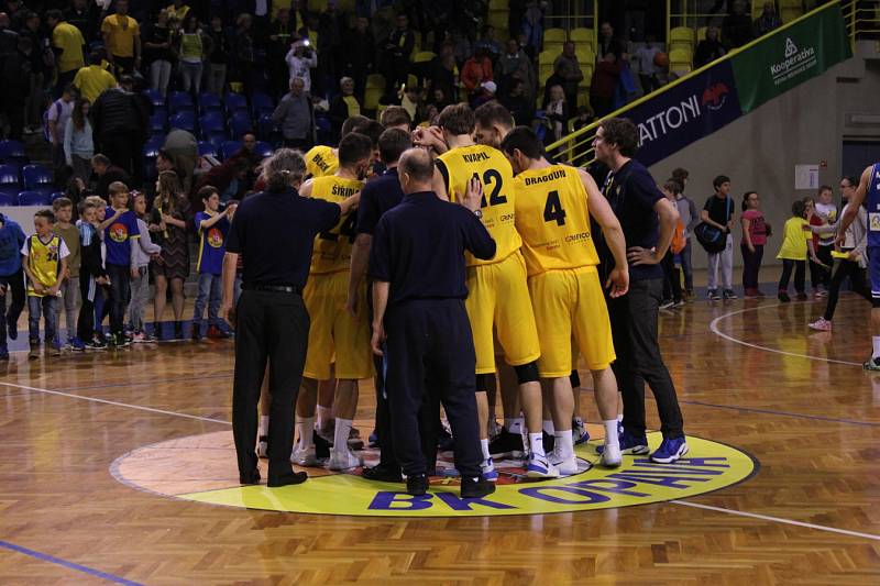 BK Opava – USK Praha 72:57 (24:11, 42:26, 59:44) 