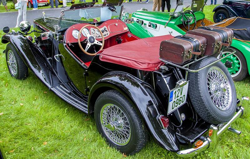 Celkem sto dvacítka účastníků se zapojila do akce s názvem Oldtimer Parade, která se během soboty uskutečnila v Kravařích.