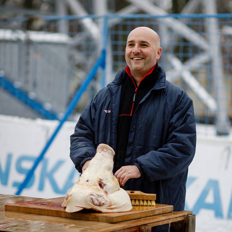 Fotbalový stadion v Městských sadech našel uplatnění i po završení zápasů podzimní části. Stal se dějištěm zabíjačky.