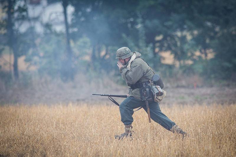 Tuhý a nemilosrdný boj byl na konci druhé světové války sveden ve Velkých Hošticích. Na snímku z roku 2016 rekonstrukce bitvy.