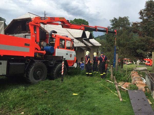 Čtyři jednotky hasičů se podílely ve středu odpoledne v Kružberku na úspěšné záchraně dospělého koně, který spadl do hluboké studny.