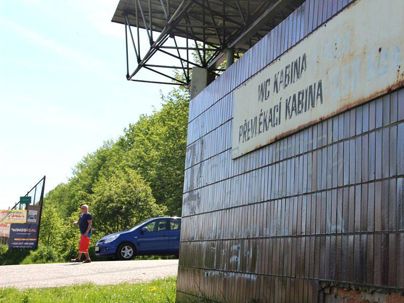 Jediné kabinky a toalety, které se nachází u Stříbrného jezera. Několik let jsou ale uzavřeny.