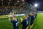 Opava - Zápas 9. kola Fortuna národní ligy (FNL) mezi SFC Opava a FC Sellior & Bellot Vlašim hrané v Opavě 23. září 2017. Hráči Opavy, fanoušci, děkovačka