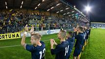 Opava - Zápas 9. kola Fortuna národní ligy (FNL) mezi SFC Opava a FC Sellior & Bellot Vlašim hrané v Opavě 23. září 2017. Hráči Opavy, fanoušci, děkovačka