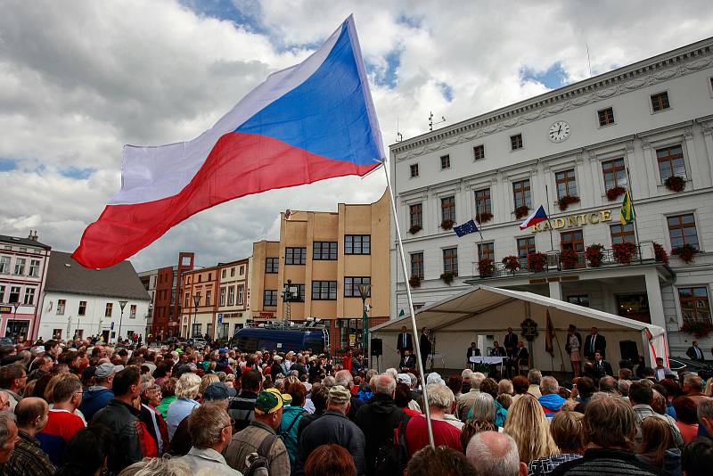 Prezident Miloš Zeman diskutoval zhruba půl hodiny na hlučínském Mírovém náměstí.