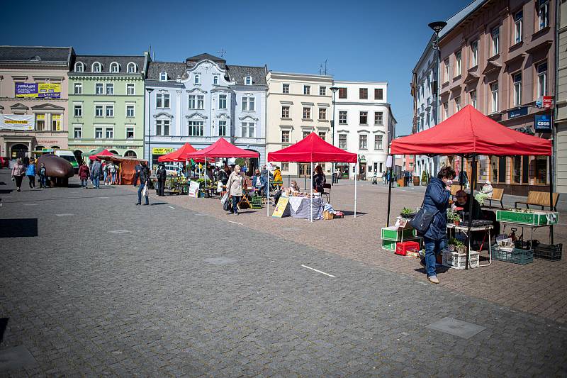 Farmářské trhy na Dolním náměstí v Opavě, 22. dubna 2020.